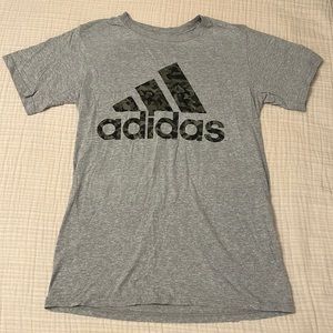 Men’s gray & camo adidas t-shirt